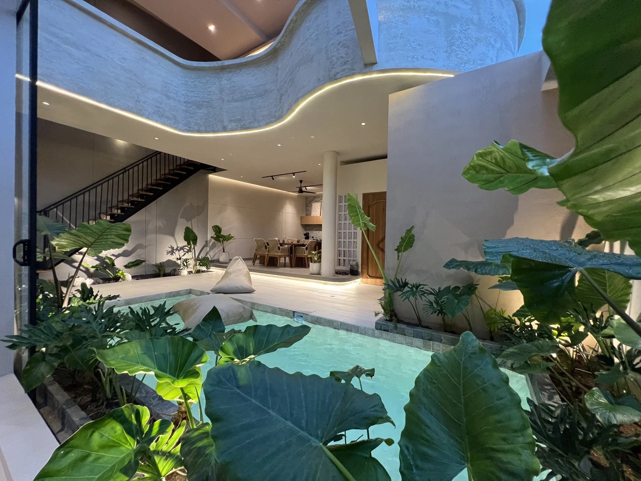 Modern 3BR Villa w/ Jacuzzi & SunsetView