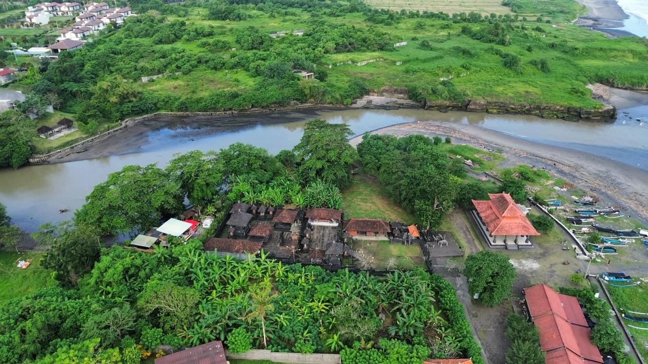 YEH GANGGA, Rare 990 m² Beachfront Land