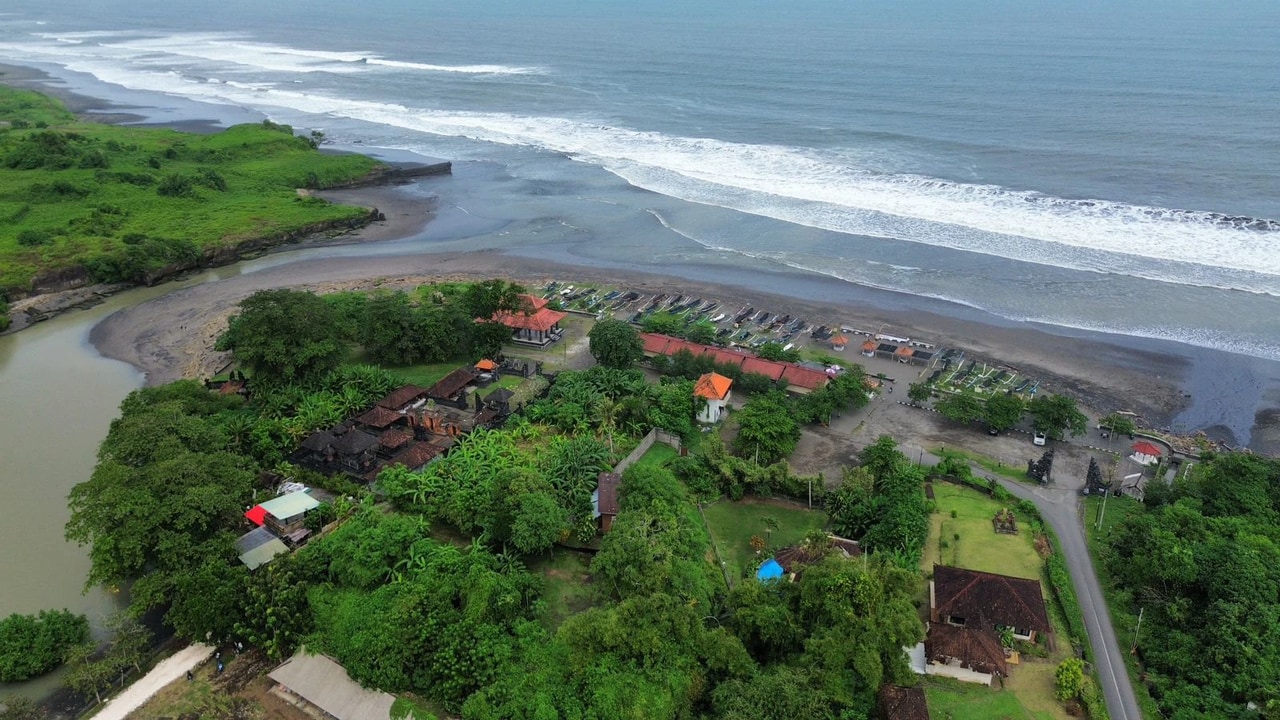 YEH GANGGA, Rare 990 m² Beachfront Land