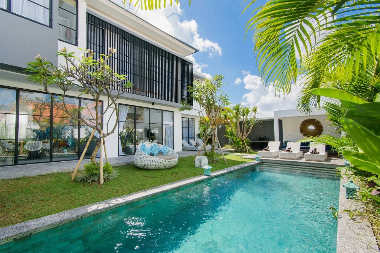 4 BEDROOM MODERN VILLA - BERAWA