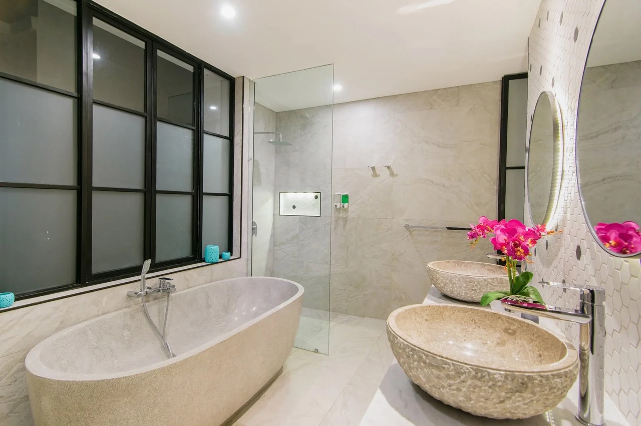 4 BEDROOM MODERN VILLA - BERAWA