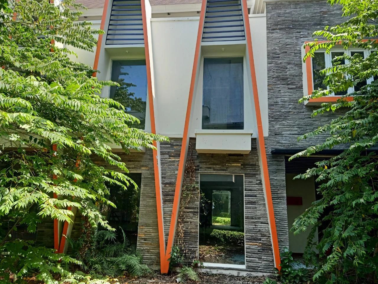 Land, Hotel, Apartment Complex for Lease