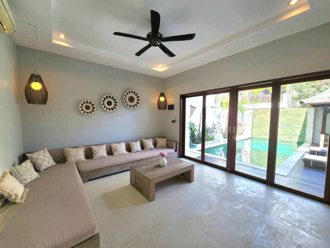 3br villa for Rent in parerenan 