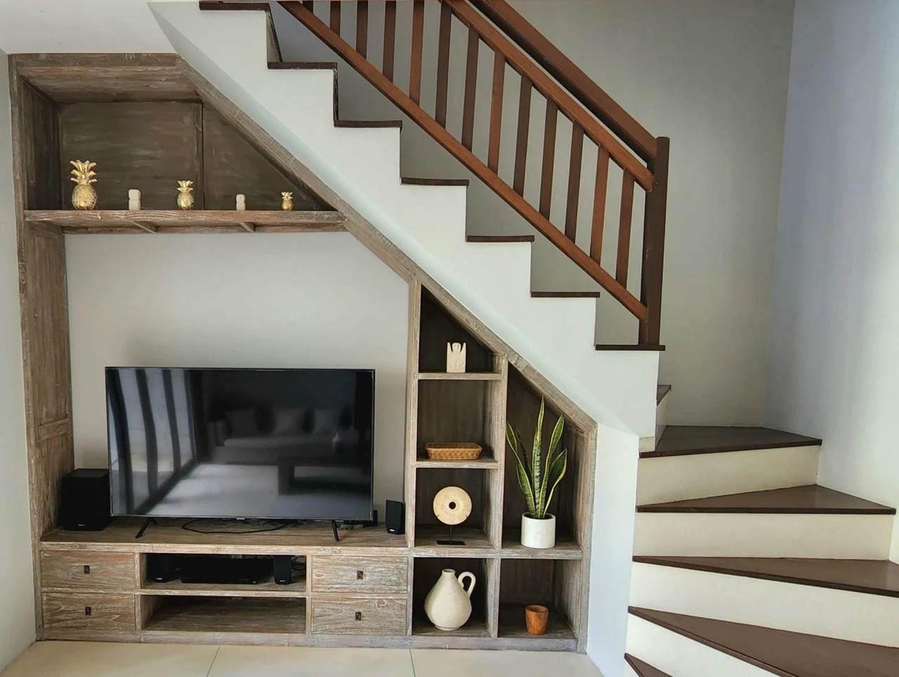3br villa for Rent in parerenan 