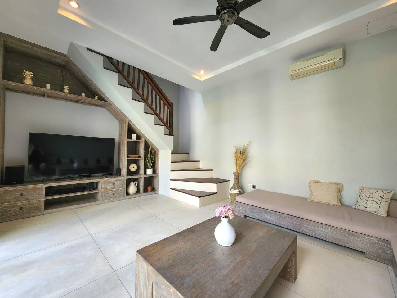3br villa for Rent in parerenan 