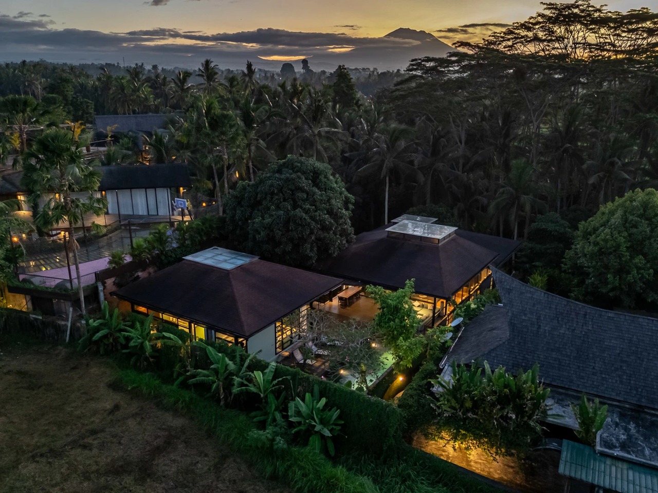 TwinsHouse - 4 Bedroom Villa in Penjiwaa
