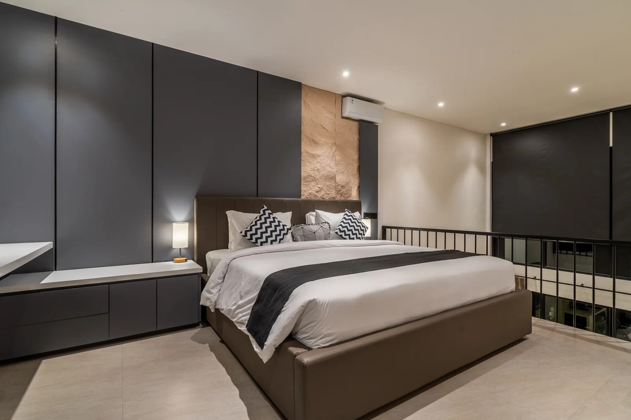 The R Apartment Mezzanine, Pererenan
