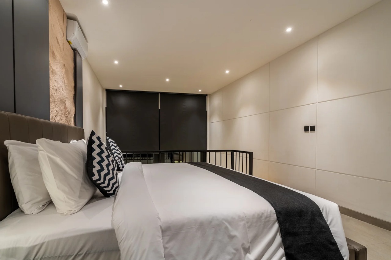 The R Apartment Mezzanine, Pererenan
