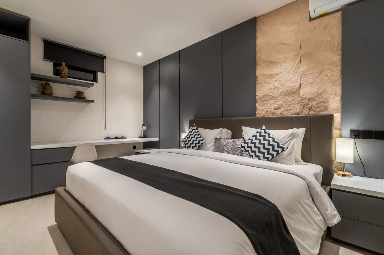 The R Apartment Mezzanine, Pererenan