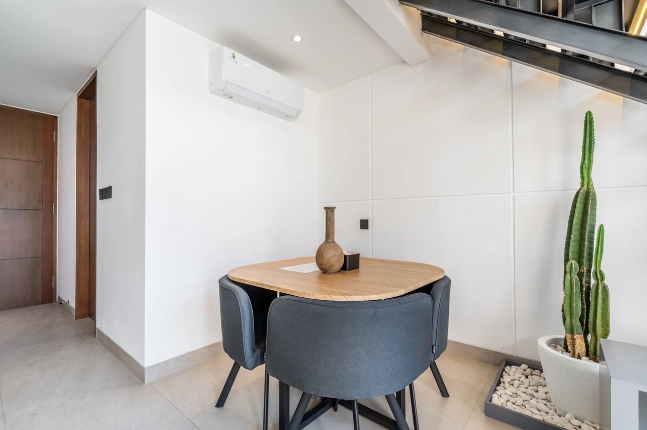 The R Apartment Mezzanine, Pererenan