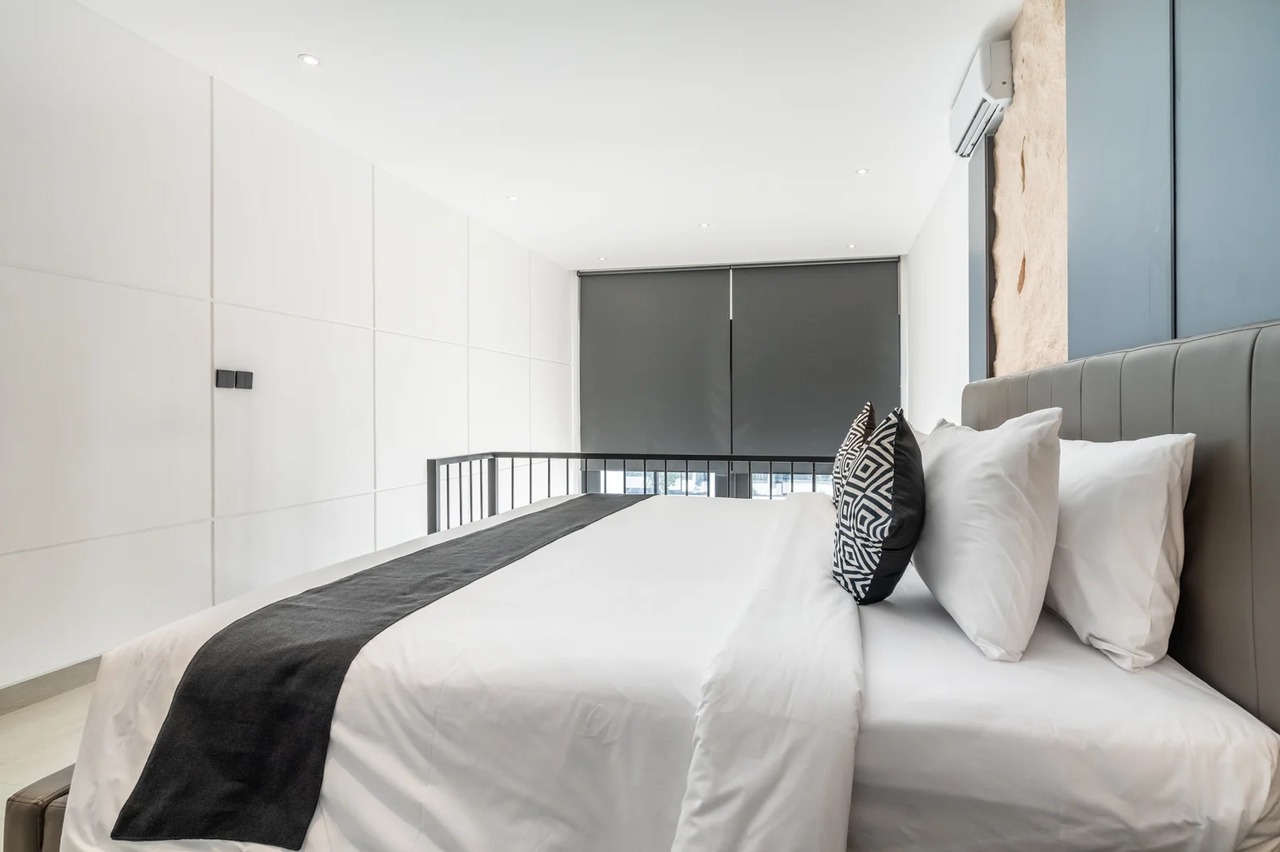 The R Apartment Mezzanine, Pererenan