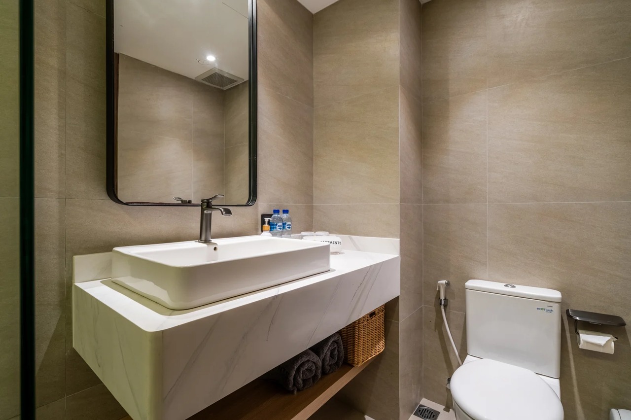 The R Apartment Mezzanine, Pererenan