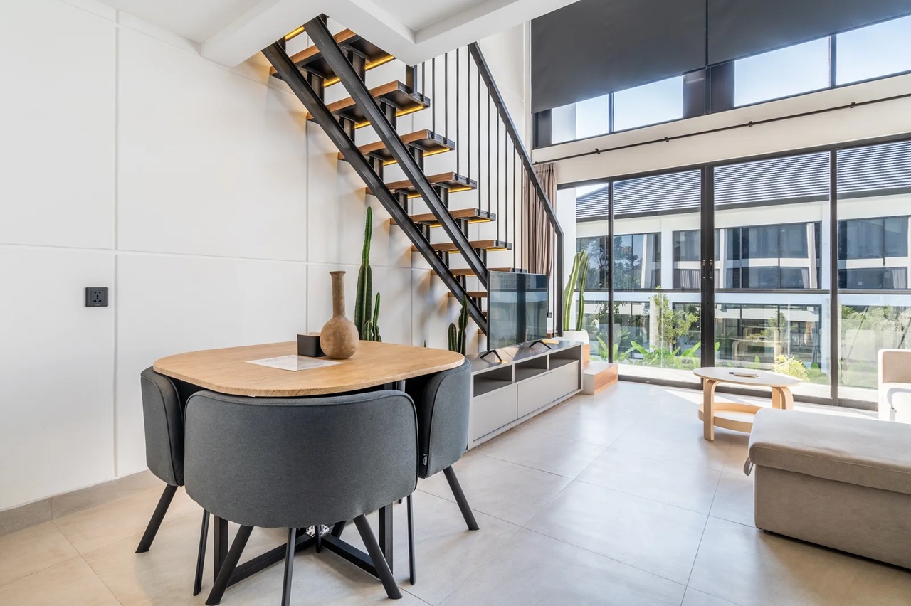 The R Apartment Mezzanine, Pererenan