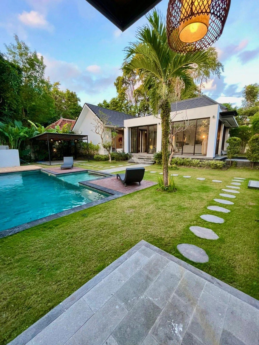 4br villa for Rent in parerenan 