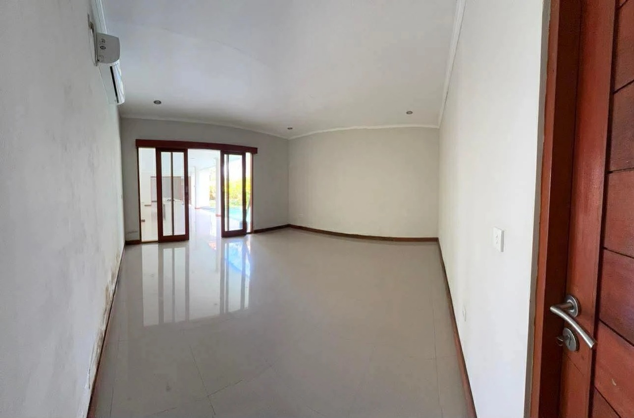 3br villa for Rent in padang linjong