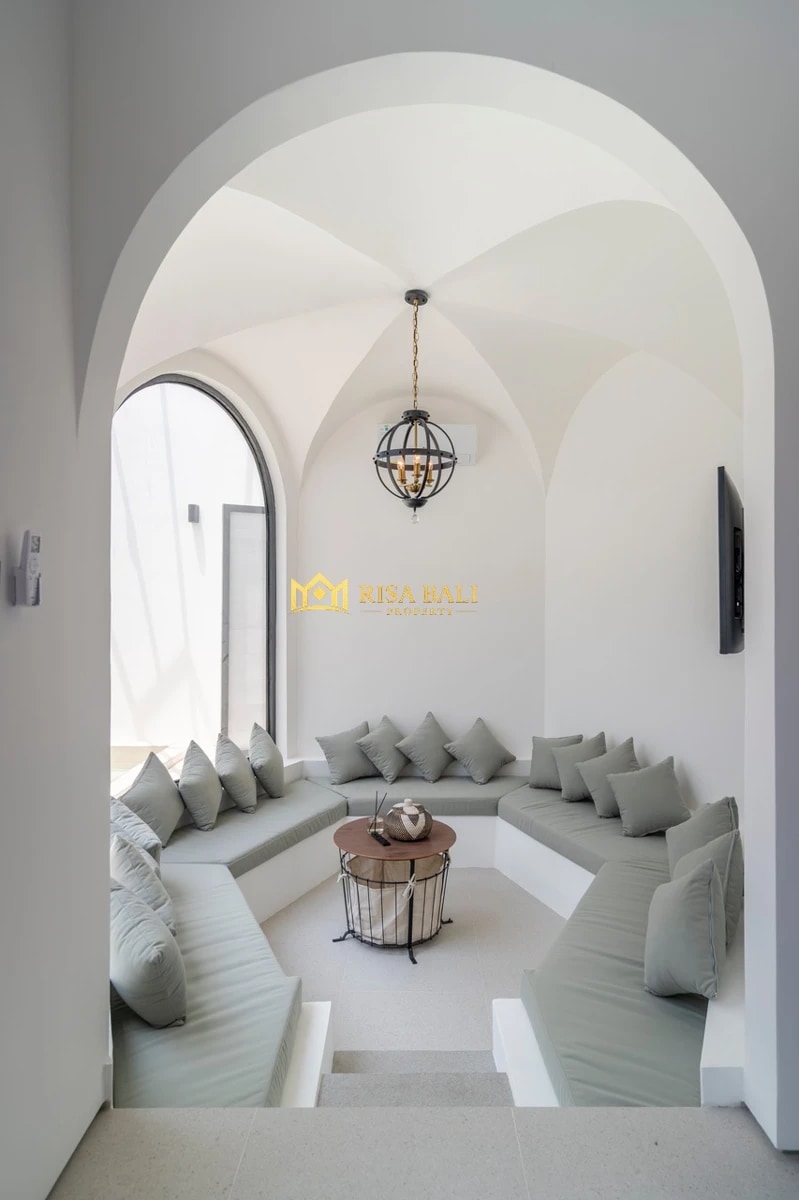 MEDITERRANEAN 3-BEDROOM VILLA