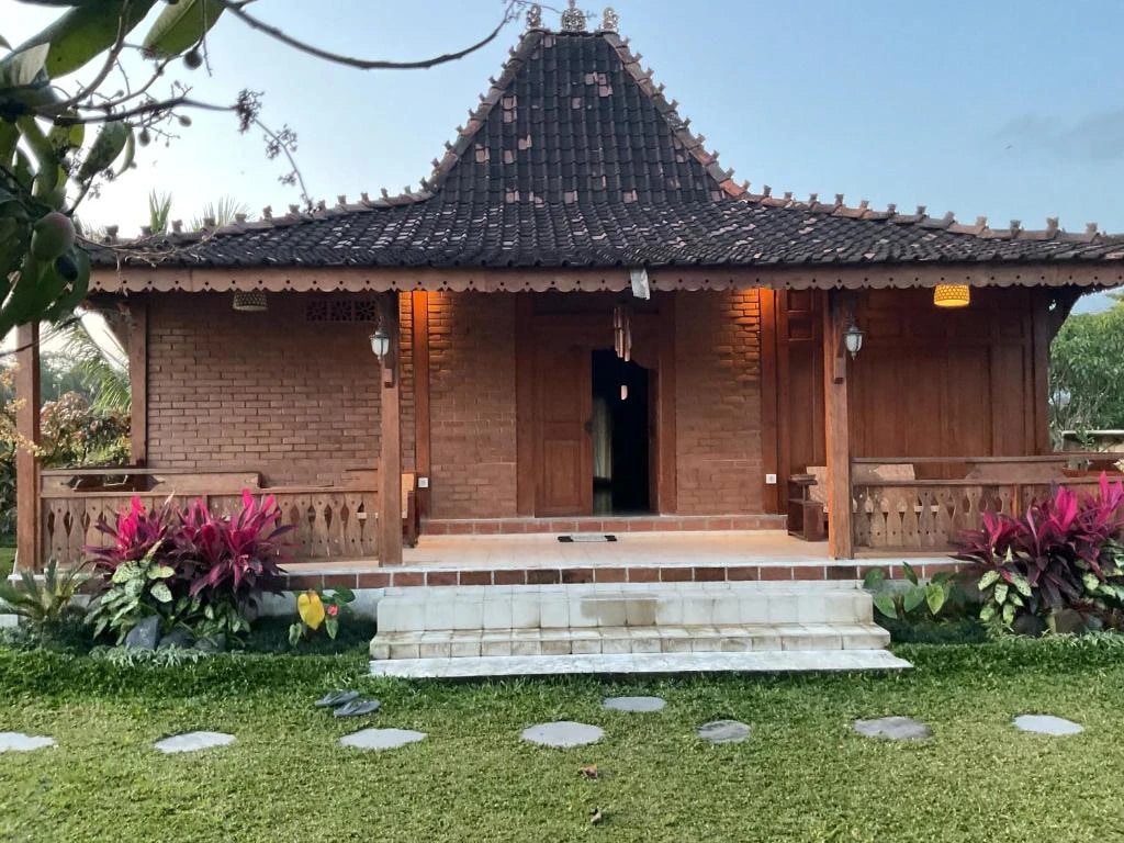 Joglo Wooden Villa for Rent in Tabanan