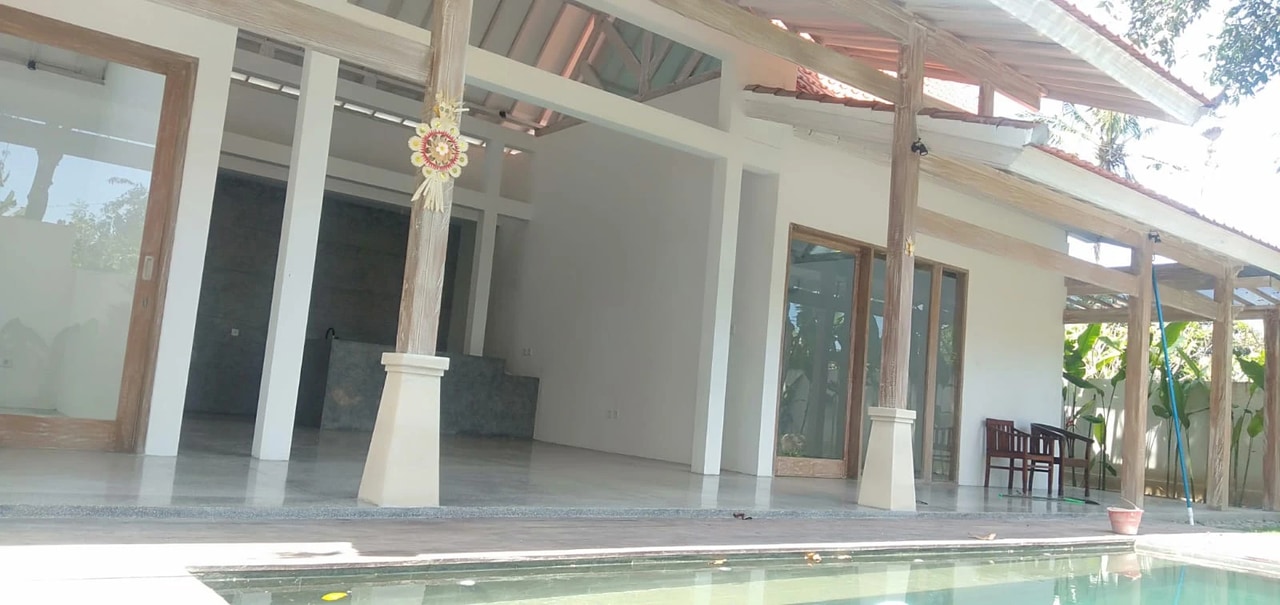 Available villa for Rent in parerenan