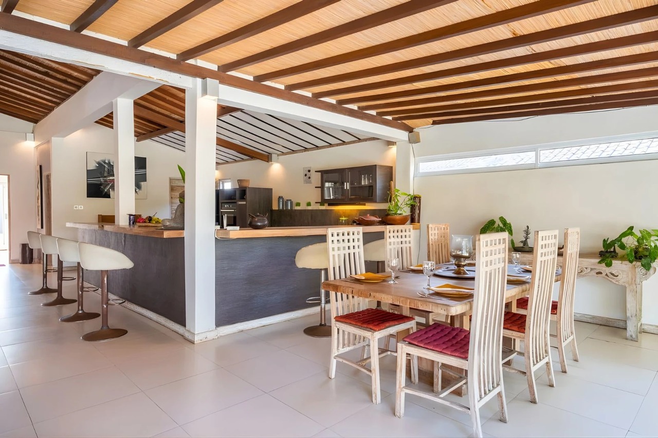 Modern Rustic Freehold Villa in Nyanyi