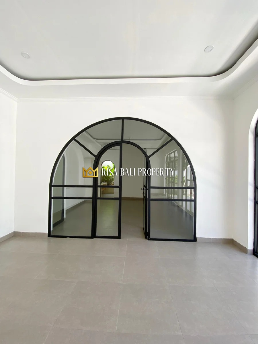 BRAND NEW MODERN TROPICAL 2-BEDROOM