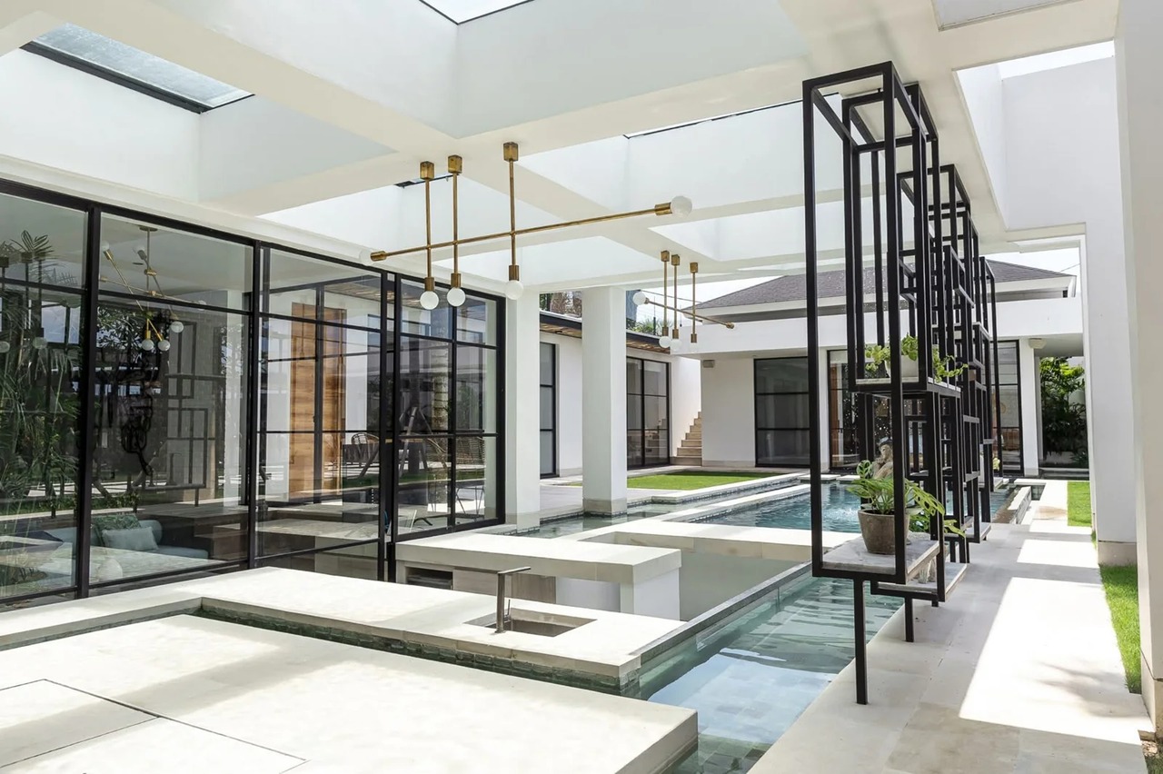 5 BEDROOM VILLA IN TUMBAK BAYUH