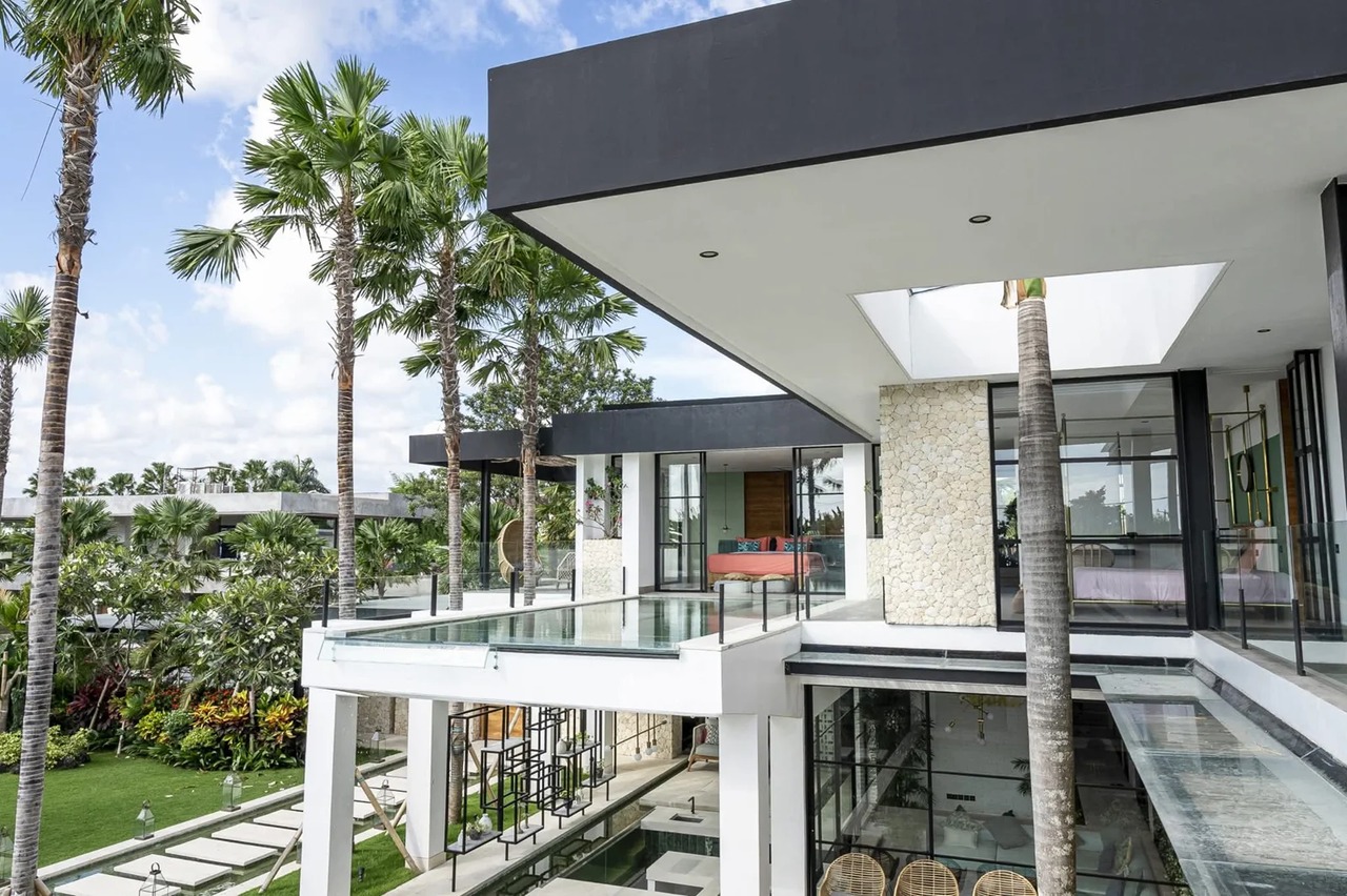 5 BEDROOM VILLA IN TUMBAK BAYUH
