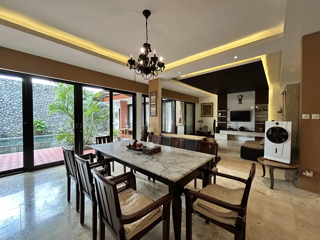 5BR Lux Villa w/ Pool & Prime Location