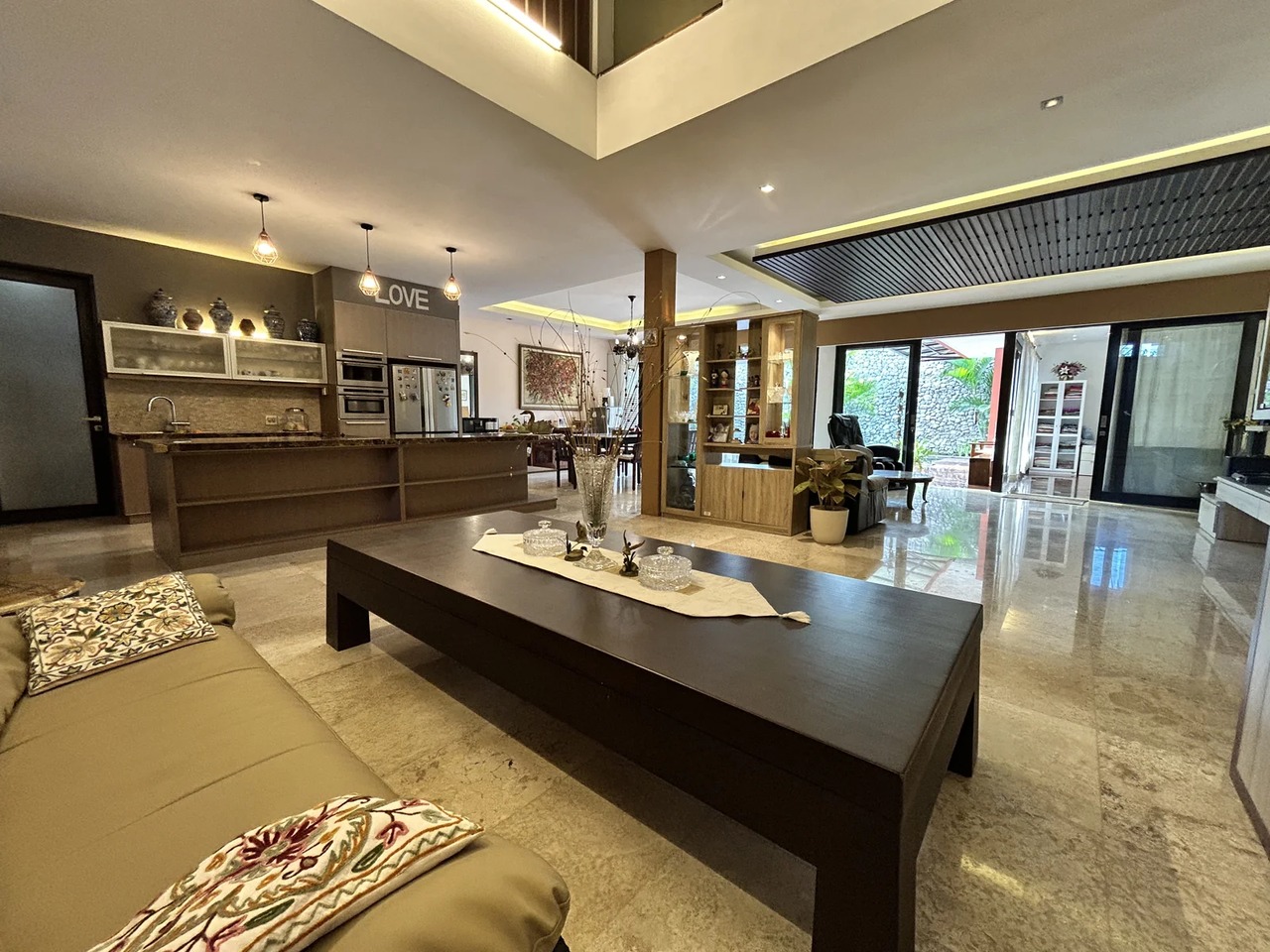 5BR Lux Villa w/ Pool & Prime Location