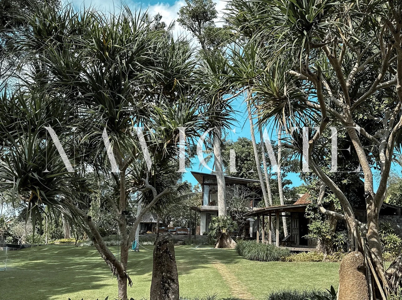 Villa Lorel | Spacious 5-Br Seseh Beach