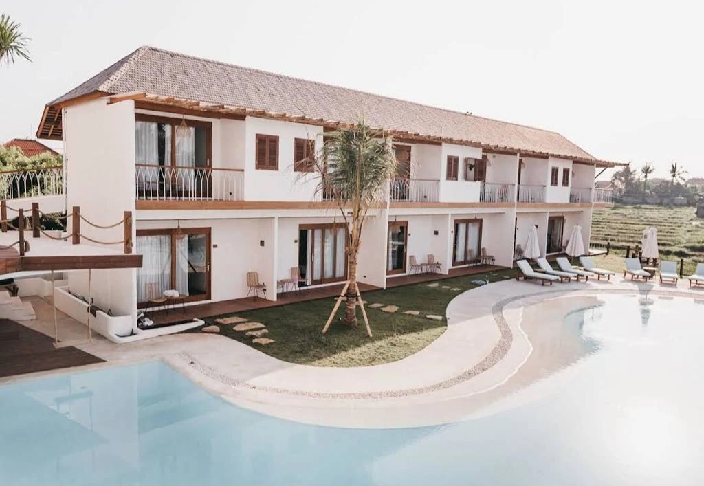 Pool Bar & Resort Complex in Batu Bolong