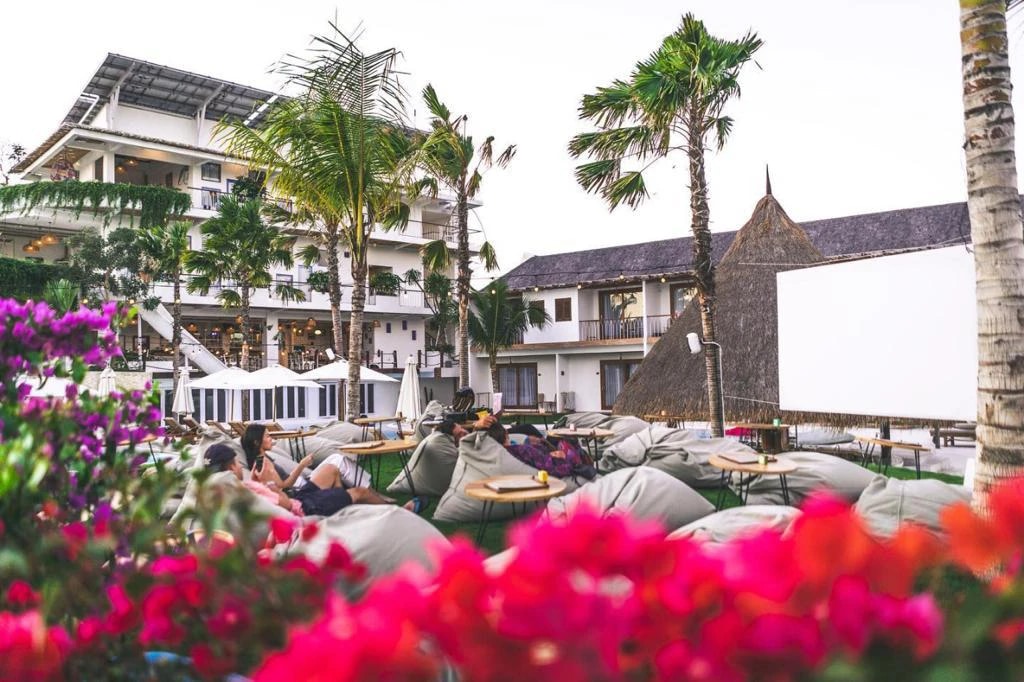 Pool Bar & Resort Complex in Batu Bolong
