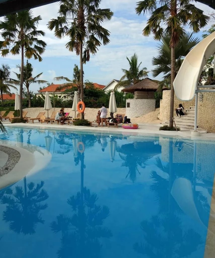 Pool Bar & Resort Complex in Batu Bolong