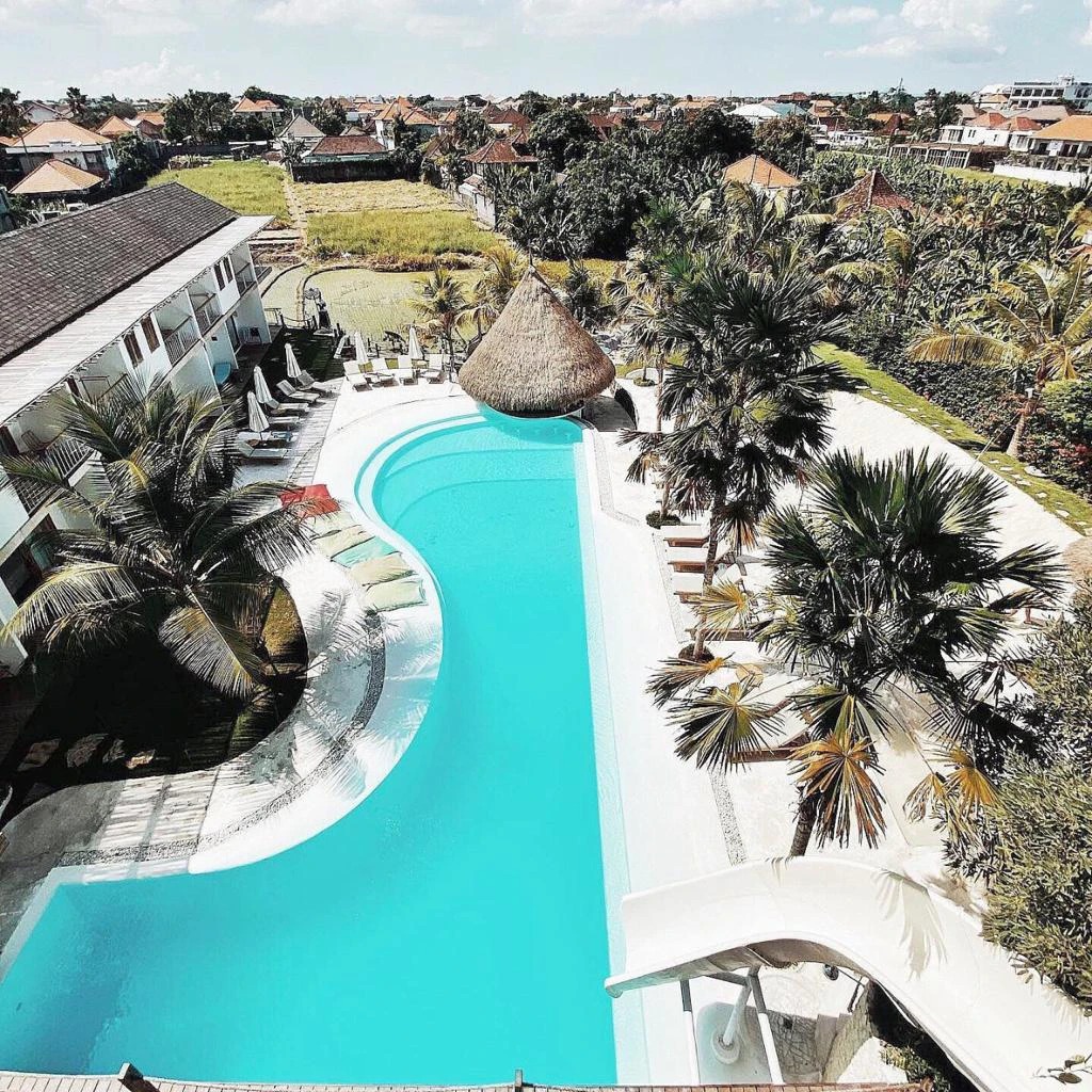 Pool Bar & Resort Complex in Batu Bolong