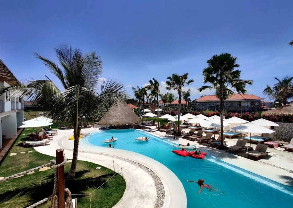Pool Bar & Resort Complex in Batu Bolong
