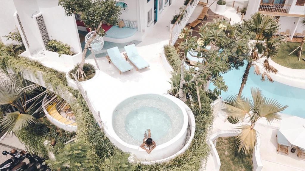 Pool Bar & Resort Complex in Batu Bolong