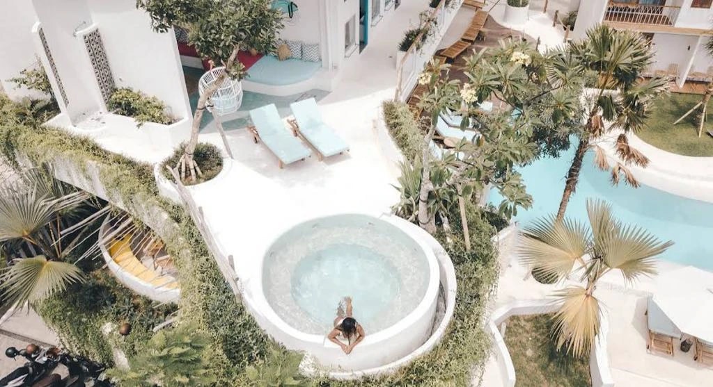 Pool Bar & Resort Complex in Batu Bolong