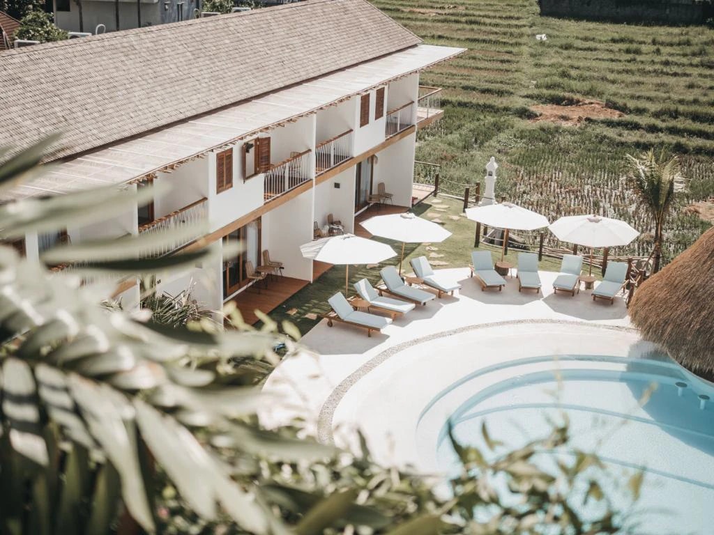 Pool Bar & Resort Complex in Batu Bolong