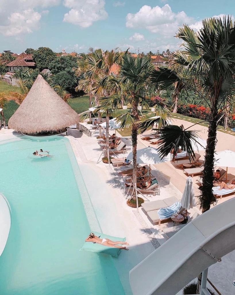 Pool Bar & Resort Complex in Batu Bolong