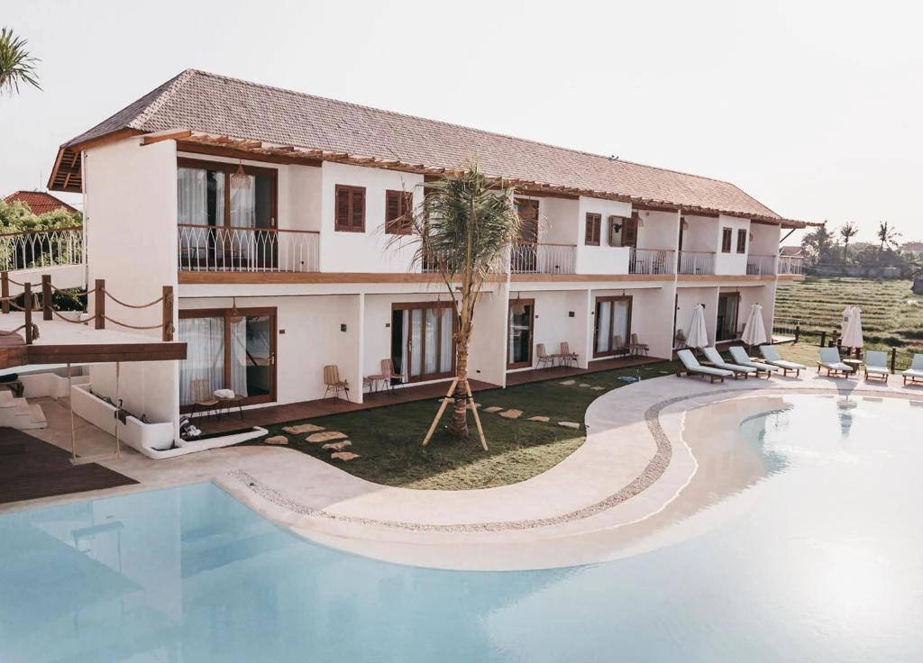 Pool Bar & Resort Complex in Batu Bolong