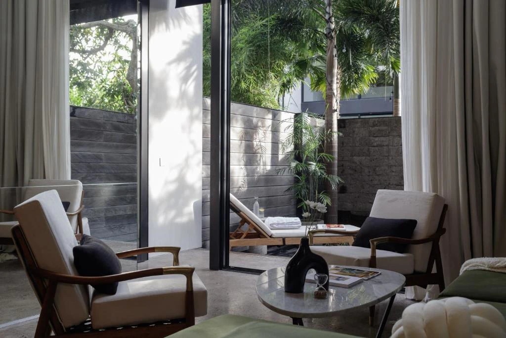 Modern 1-Bedroom Townhouse Near Cafés