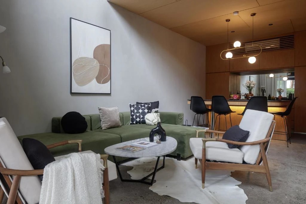 Modern 1-Bedroom Townhouse Near Cafés