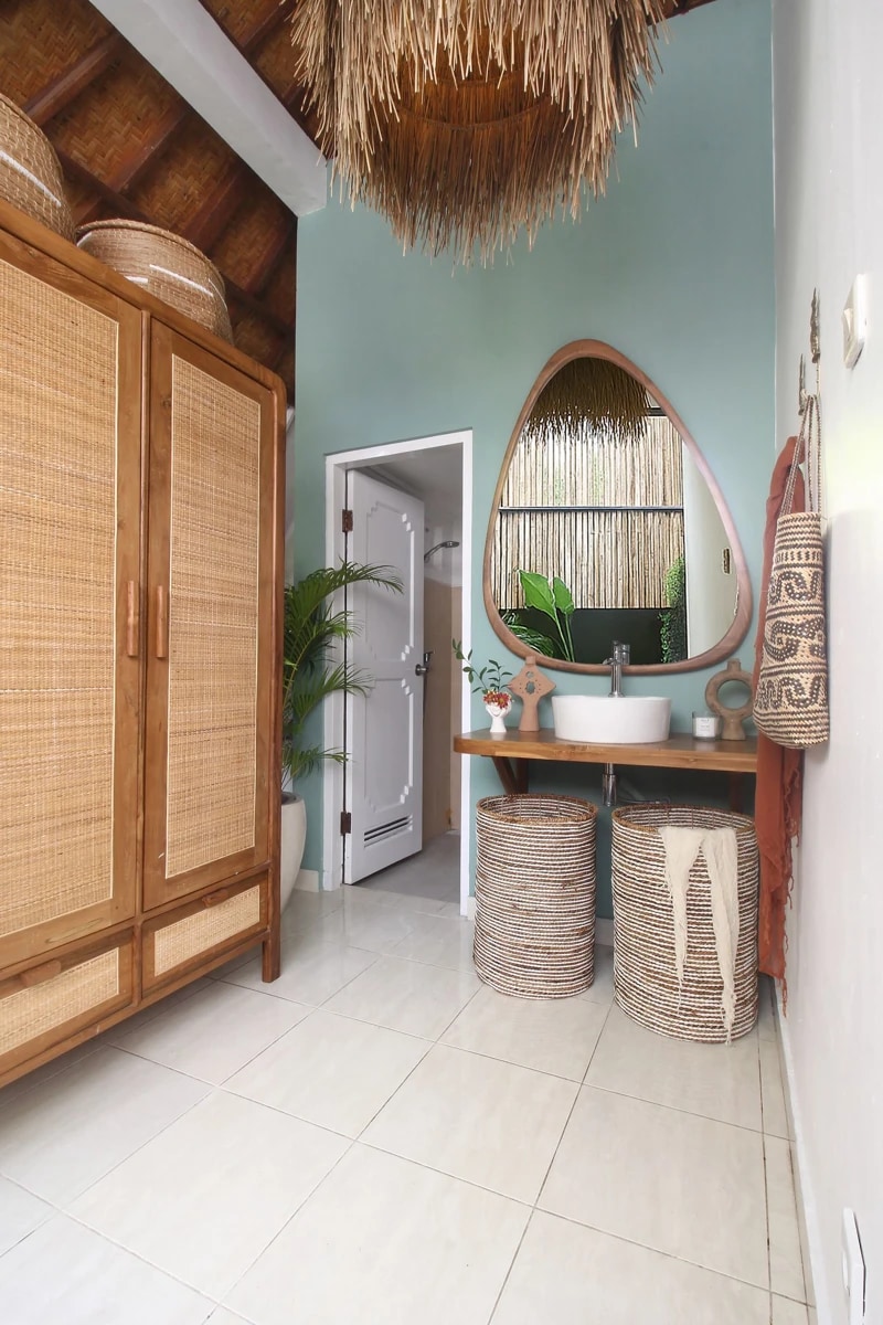 Villa with Spacious Garden in Bumbak
