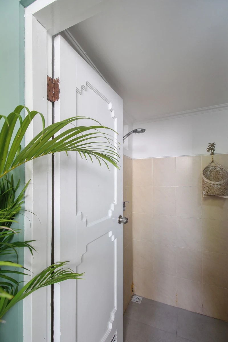 Villa with Spacious Garden in Bumbak