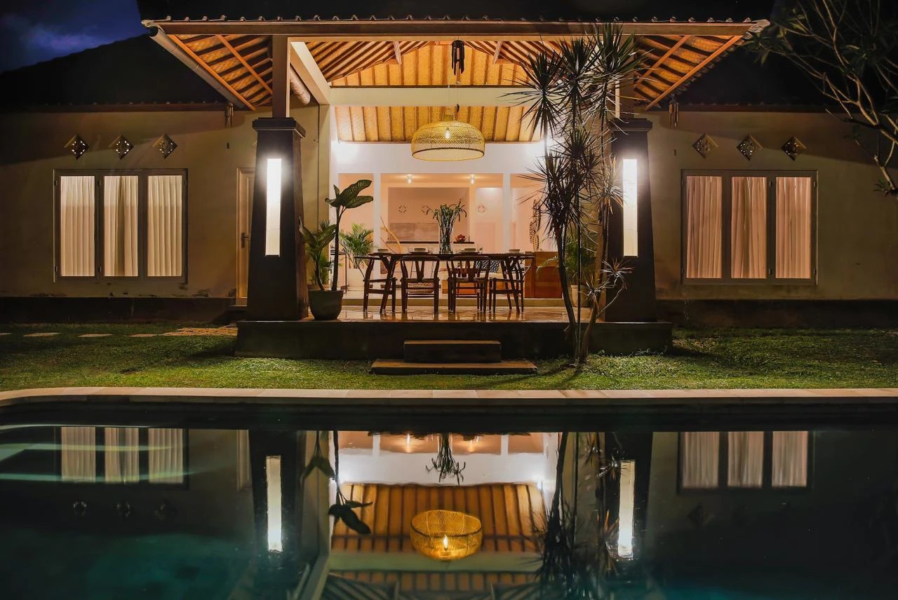 Villa with Spacious Garden in Bumbak
