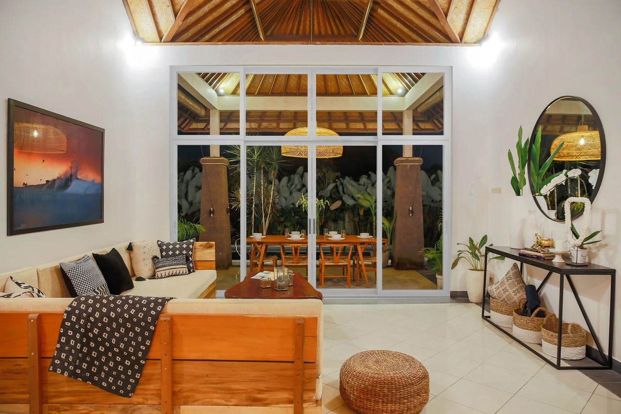 Villa with Spacious Garden in Bumbak