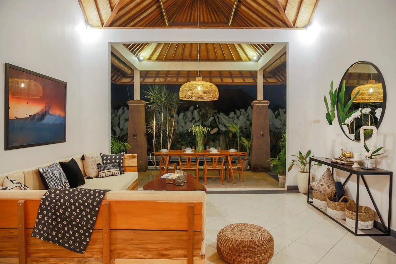 Villa with Spacious Garden in Bumbak