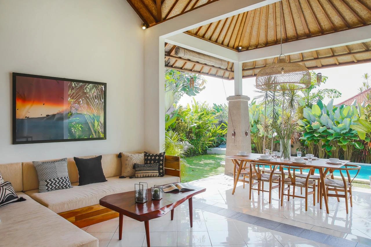 Villa with Spacious Garden in Bumbak