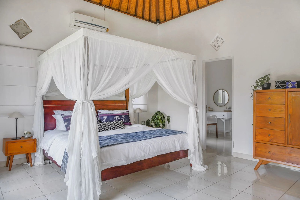 Villa with Spacious Garden in Bumbak