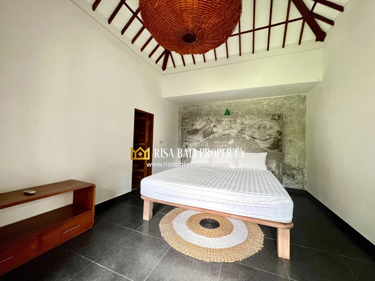 CHARMING THREE BEDROOMS VILLA FOR YEARLY