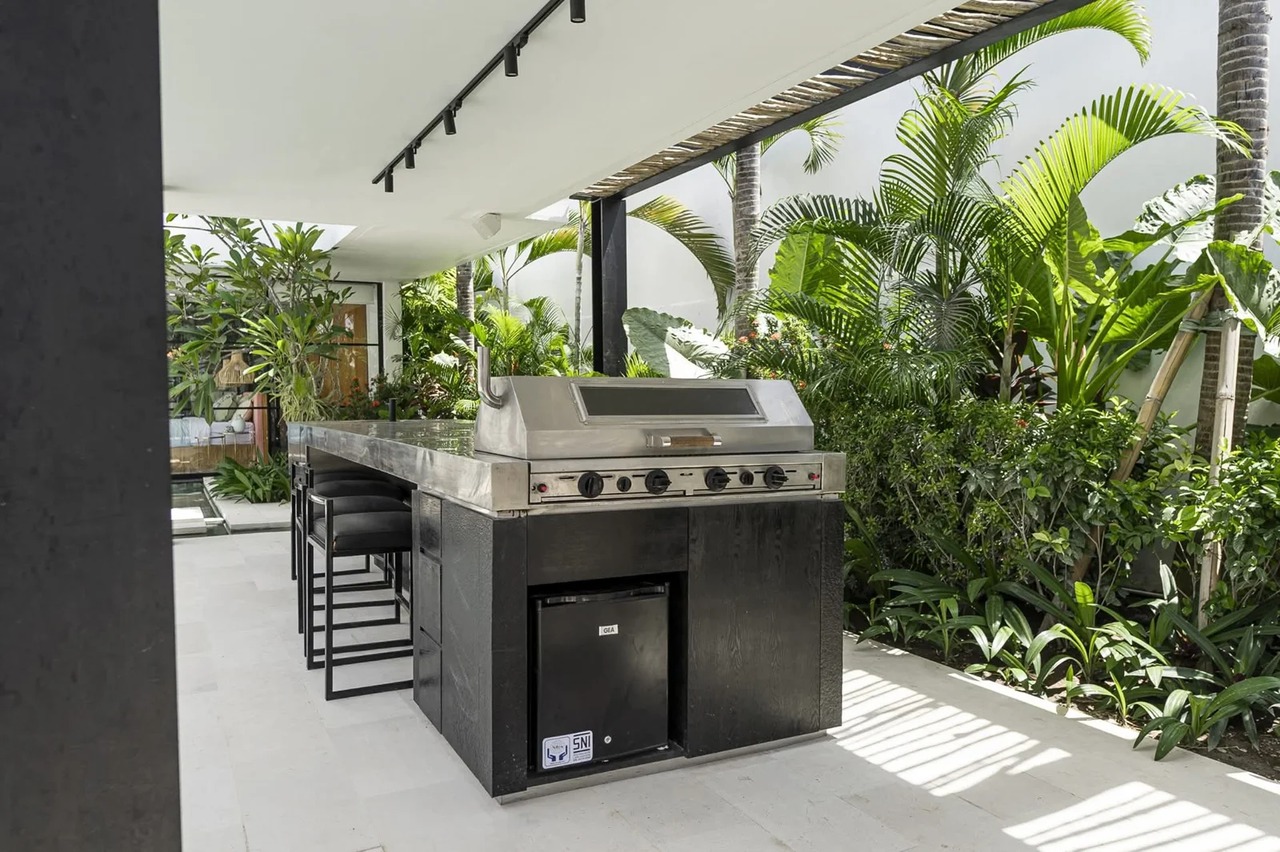 5 BEDROOM VILLA IN TUMBAK BAYUH
